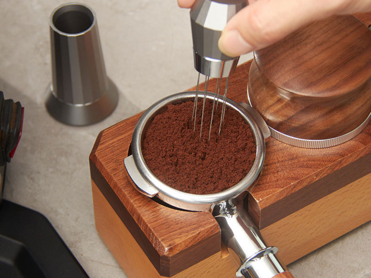 Clara Coffee Herramienta WDT con Mango ergonómico de Madera de Olivo y Ocho Agujas de acero Inoxidable de 0,35 mm, Distribuidor o nivelador de Espresso o Accesorios portafiltro
