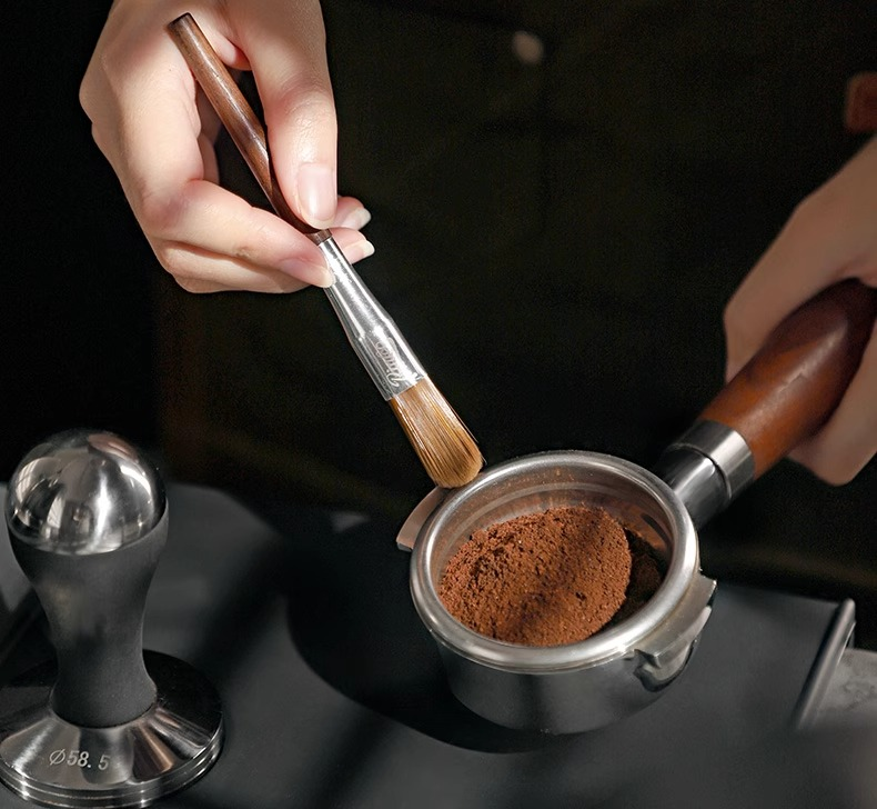 Easy cleaning of bottomless portafilter