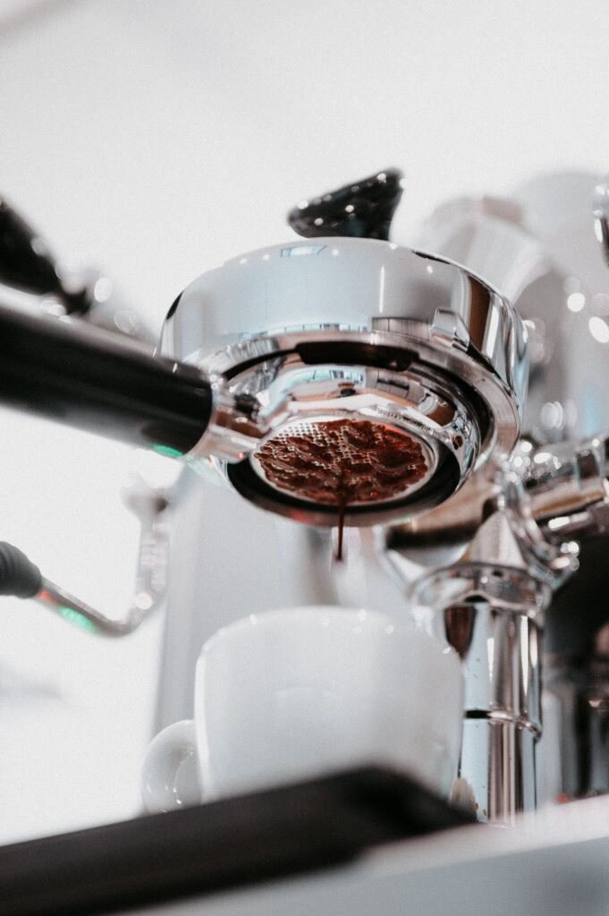 Bottomless portafilter extraction showing tiger striping